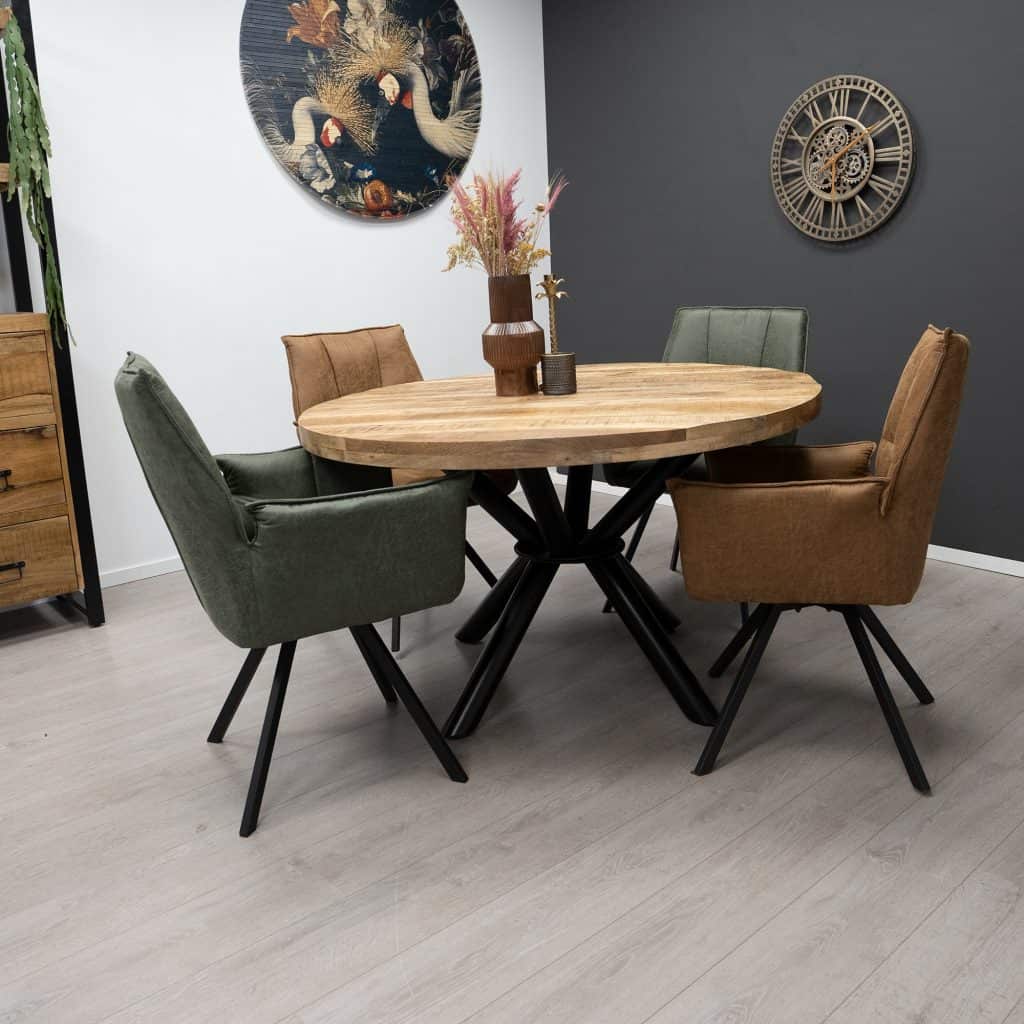 verschillende stoelen aan eettafel