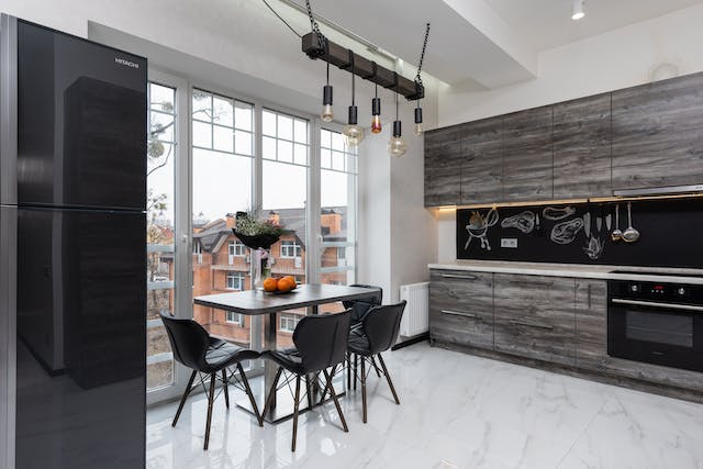 kleine woonkamer met open keuken inrichten