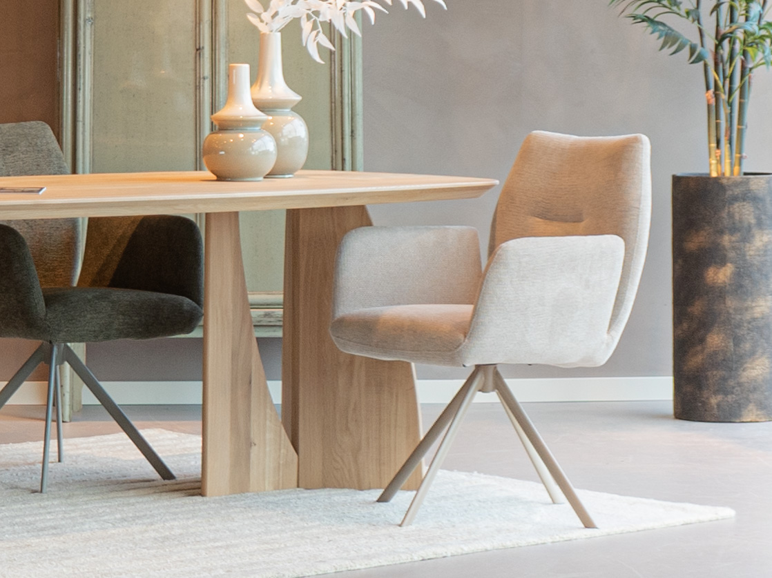 eetkamer met stoelen